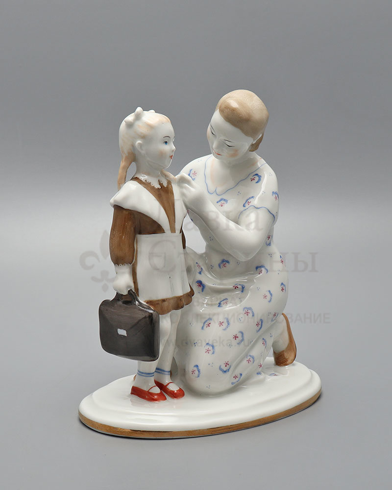 Статуэтка «Первый раз в школу», скульптор Столбова Г. С., фарфор ЛФЗ, 1950-60 гг. Фото с нашего сайта dvaveka.ru