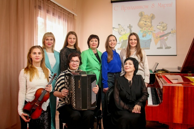 На фото участники концертной бригады (слева направо): первый ряд - В.С. Лянгузова, С.Г. Грашина, М.В. Минеева; второй ряд - Е.С. Родионычева, Э.А. Наседкина, Т.А. Сухарева, В.С. Круковская, В.В. Селезнева.