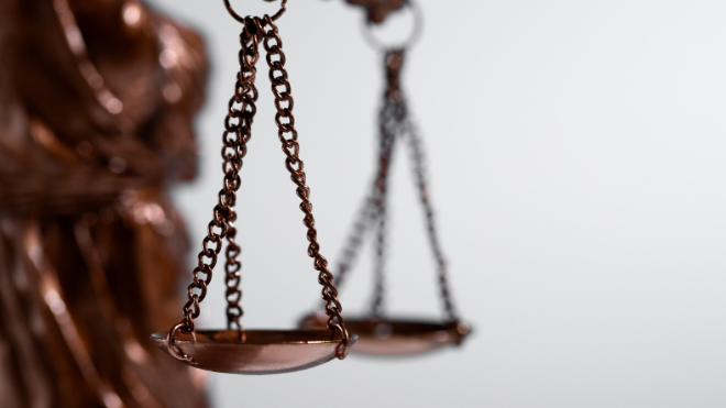 Фото: https://ru.freepik.com/free-photo/still-life-with-scales-justice_33123981.htm#