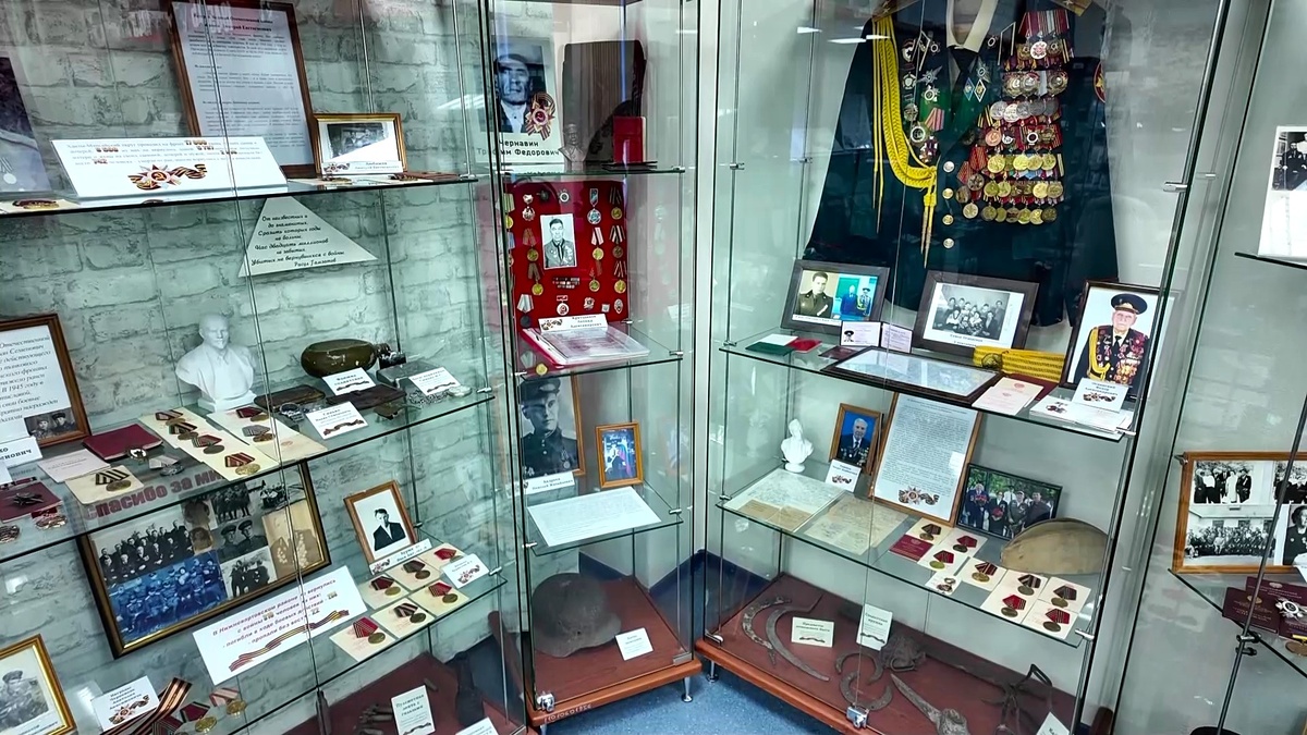    Выставку о героях ВОВ и СВО открыли в Нижневартовске