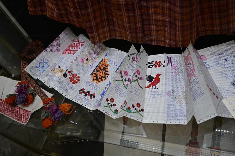    В 1960-х участники уральских этнографических экспедиций вручную зарисовывали фольклорные узоры – по клеточкам перфорированной бумаги. Фото: Павел Ворожцов, «Областная газета»