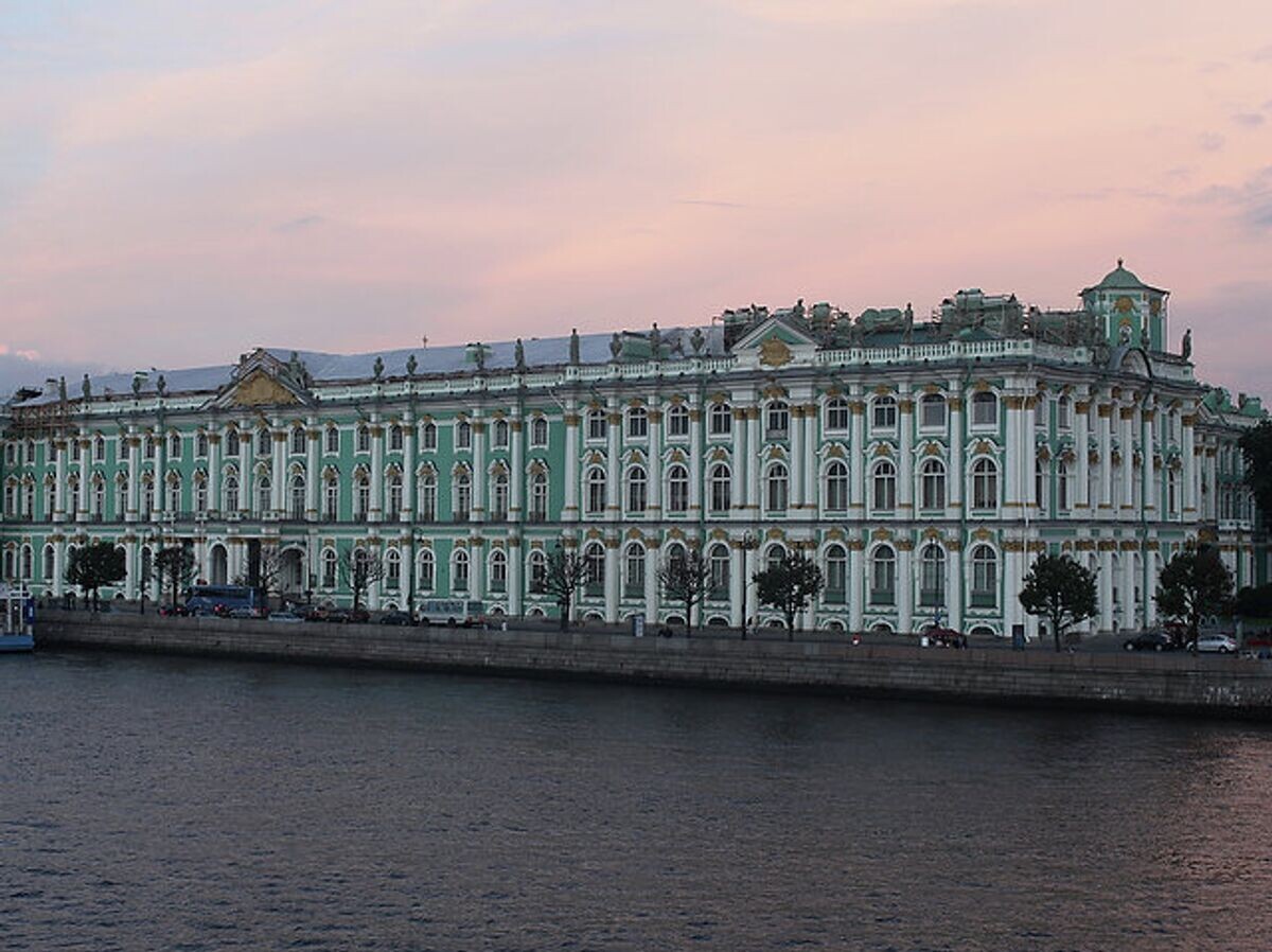    Вид на Зимний дворец (Эрмитаж) со стороны Дворцовой набережной в Петербурге | © РИА Новости / Вера Бачинина