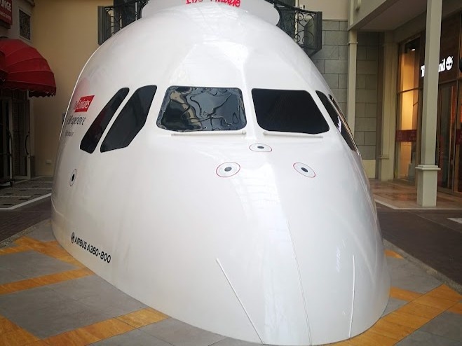 Фото для иллюстрации: Авиационный тренажер «Emirates A380 Experience» в торговом центре Дубай Молл. Пока нет возможности улететь, можно хоть на симуляторе полетать. 