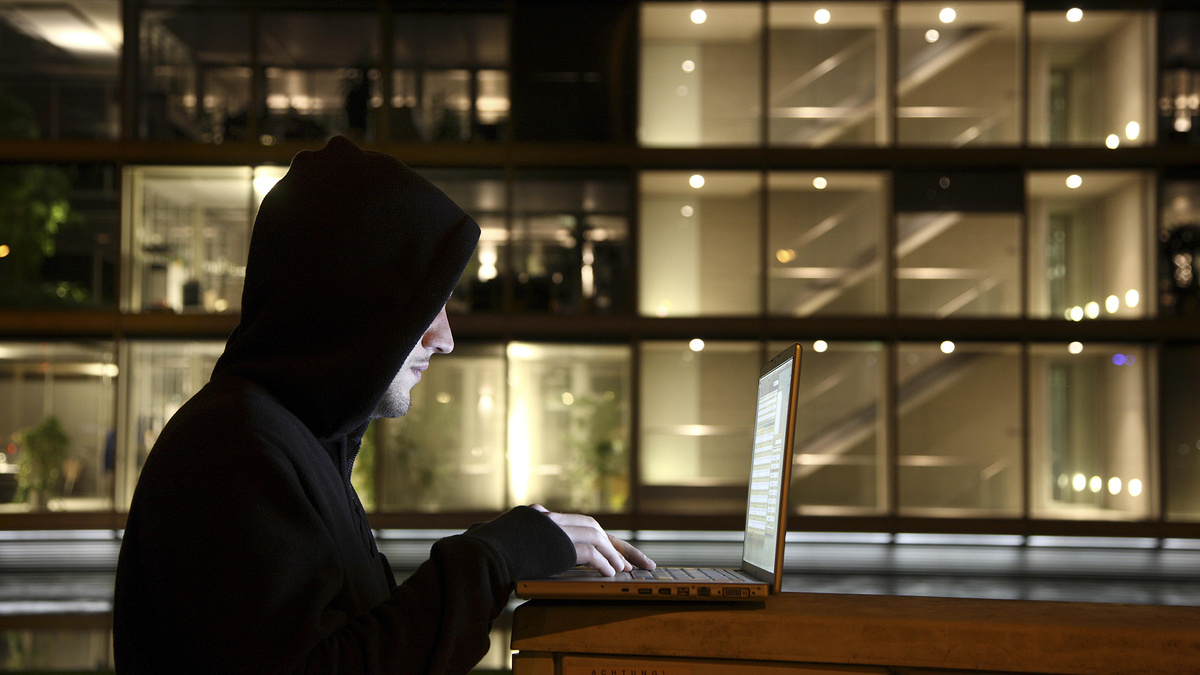    Хакер ноутбук интернет кибер IT взлом GLP