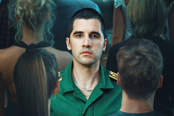 Постер сериала «Новенькие»   📷