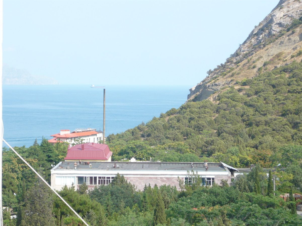 Вид на море и один из корпусов винзавода "Новый Свет" с балкона нашей пятиэтажки  