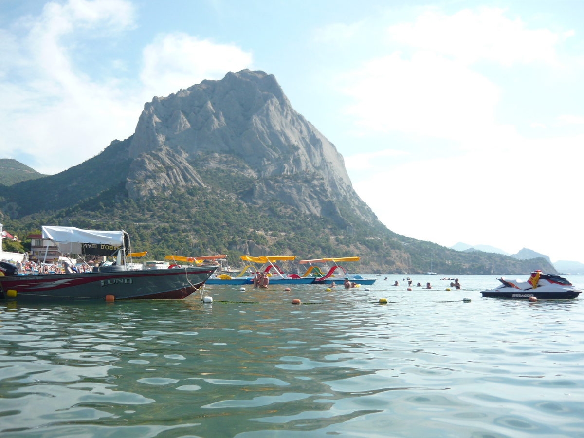 Гора Сокол — почти отвесная, её высота — 474 метра. По ее подножию проходит дорога из Судака в Новый Свет  