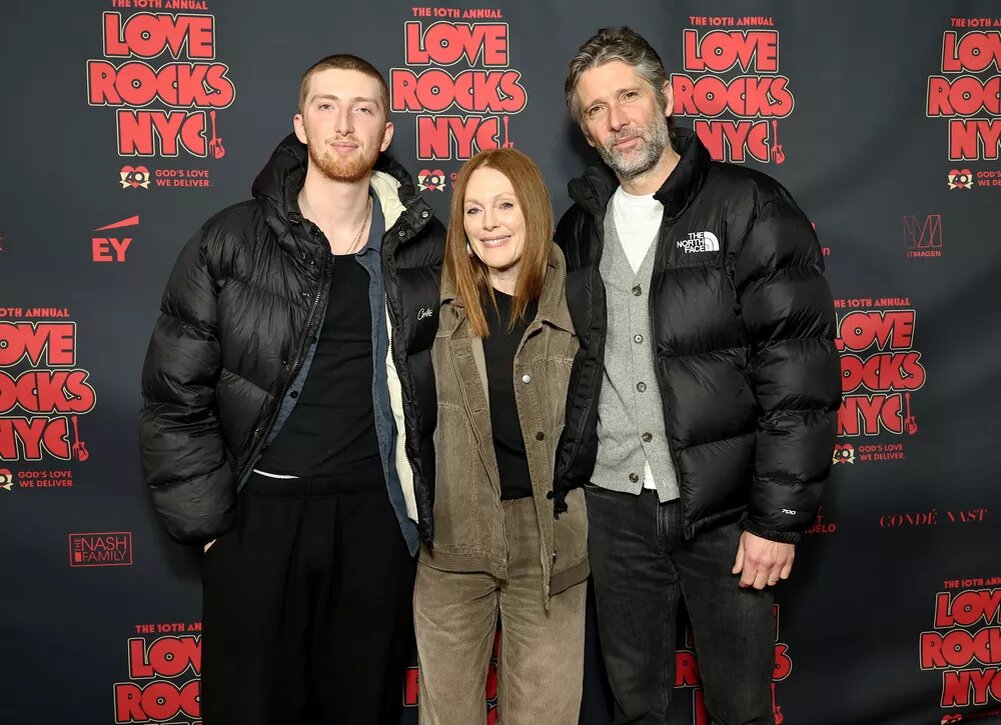    Как выглядят муж и сын Джулианны Мур, которых она редко выводит в свет