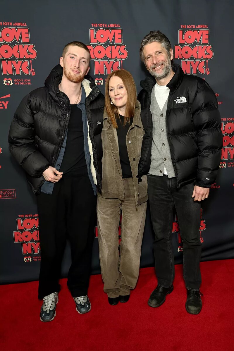 Джулианна Мур с мужем и сыном📷
