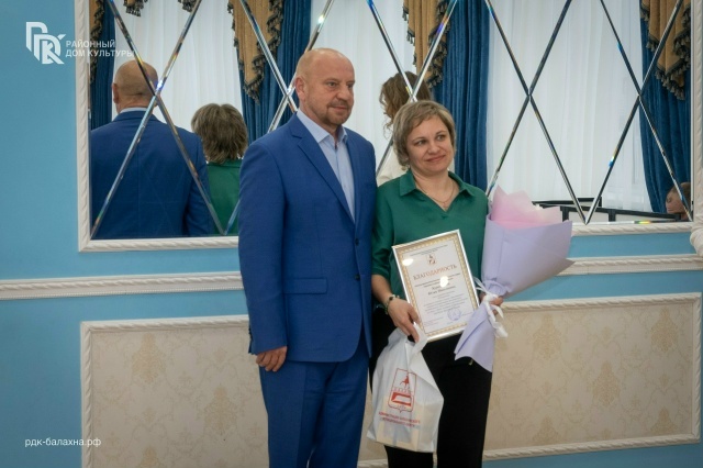 А.В. Дранишников вручает награды дружинникам.