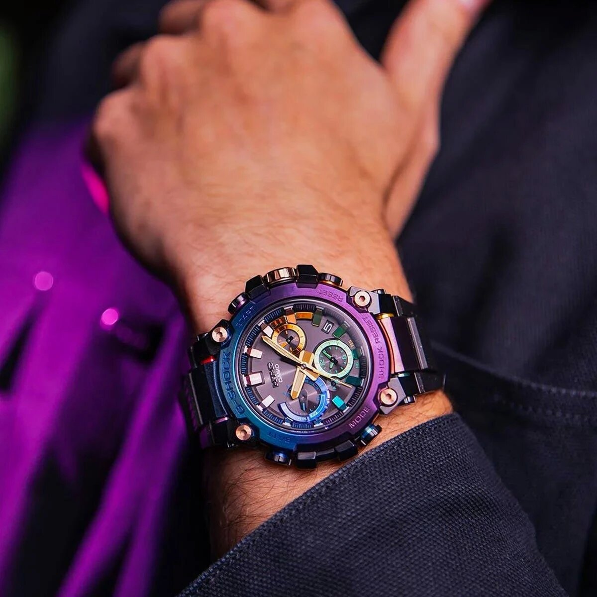 Одна из моделей хай-тек G-Shock MTG-B3000DN-1A с карбоновым монококом и премиум-технологиями сегодня продолжает традиции бренда