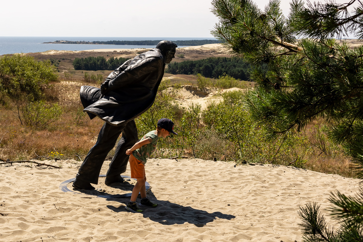фото автора: вот где этот памятник ветру, в районе его головы - там как раз Россся начинается. Фото из Литвы