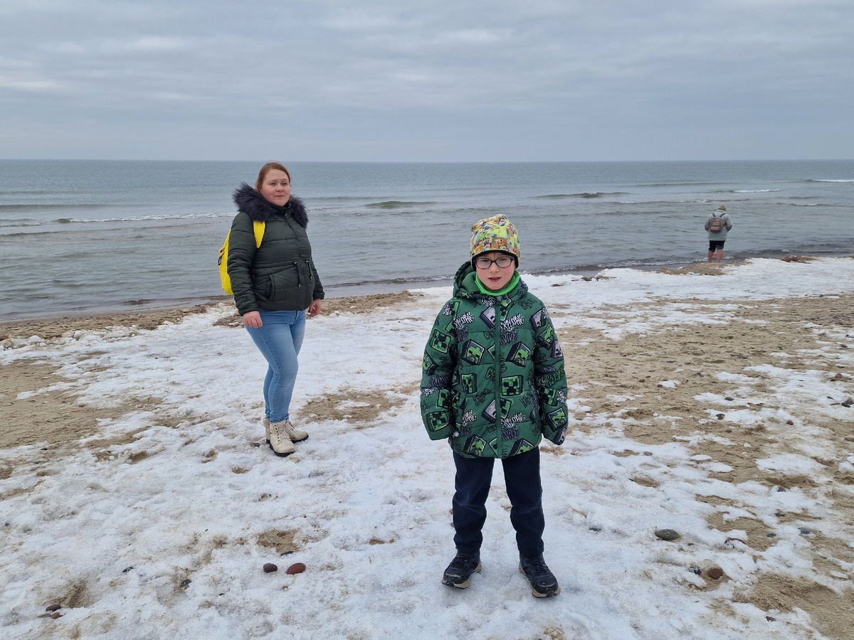 На берегу Куршской косы: это я, Вовчик, а вдалеке Карина Николаевна ходит босиком по краю моря..Там так холодно, а тут человек босиком!..Здорово.