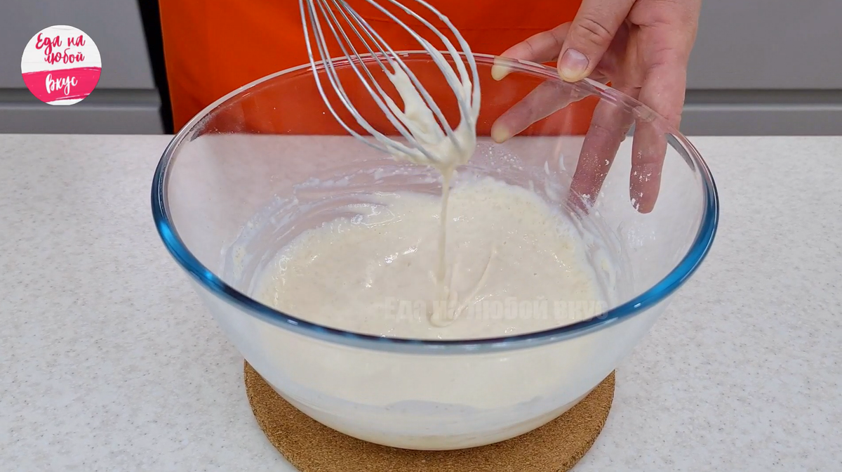 активная опара с пузырьками воздуха, имеющая текстуру густой сметаны