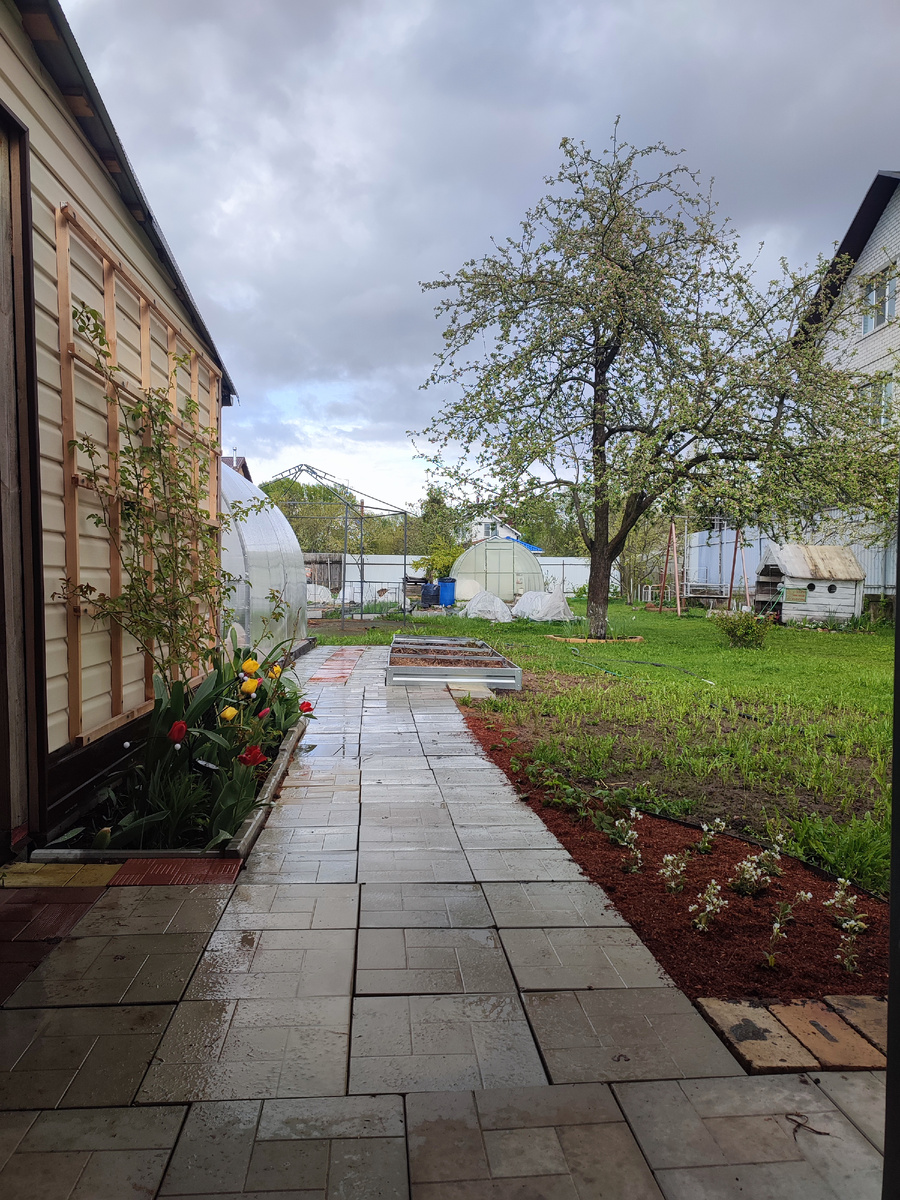 Справа от дорожки было решено сделать небольшой цветник.