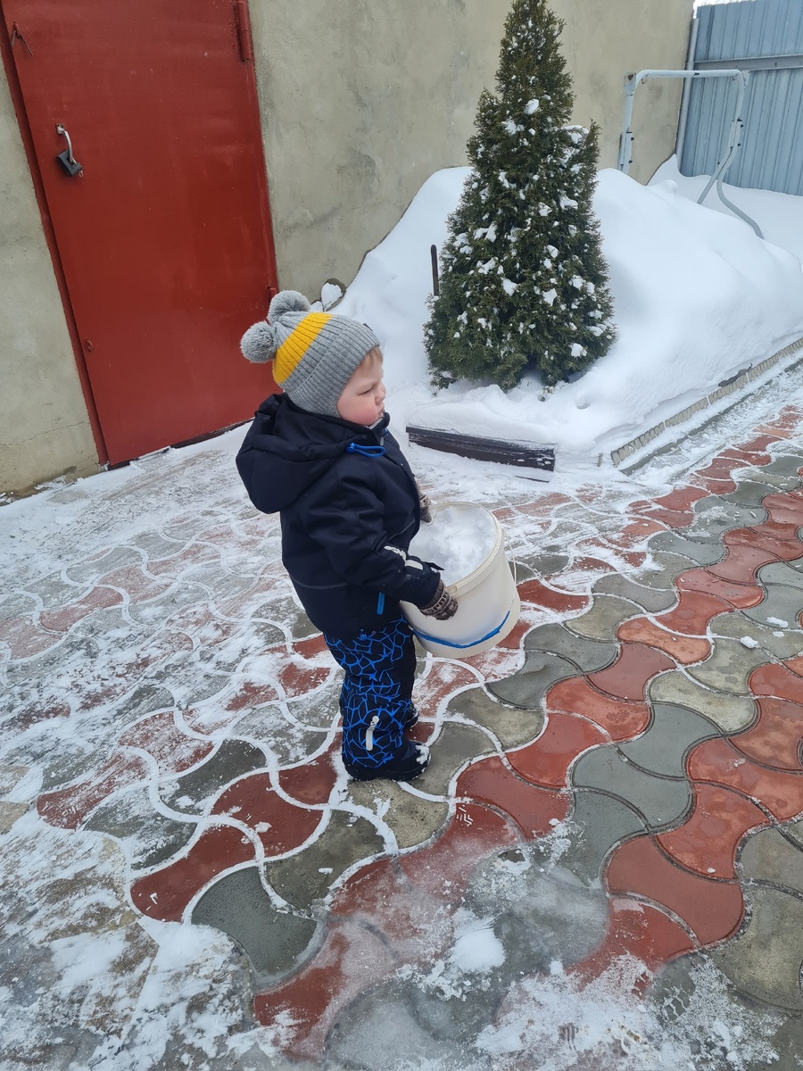 Петя тащит ведро со снегом