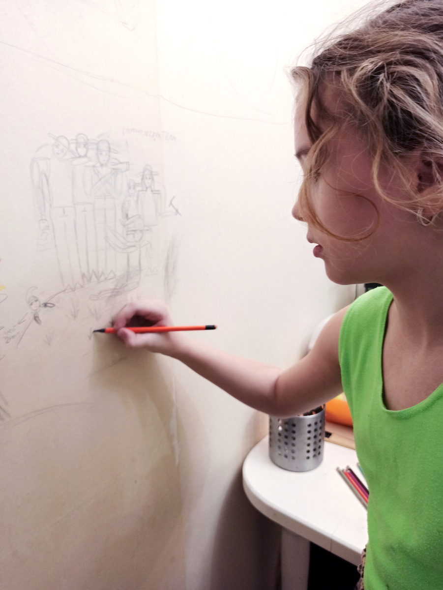 Рисует нас - камнеискателей. Ну, как здесь можно ругаться?! пусть и на обоях...