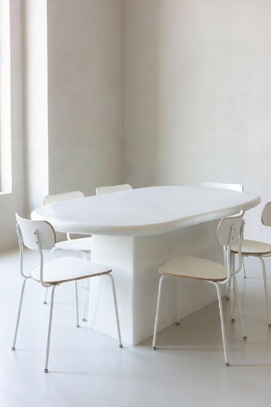 Белый стол из микроцемента