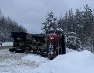    77-летний водитель госпитализирован после столкновения с большегрузом в Костомукше© Госавтоинспекция по Карелии