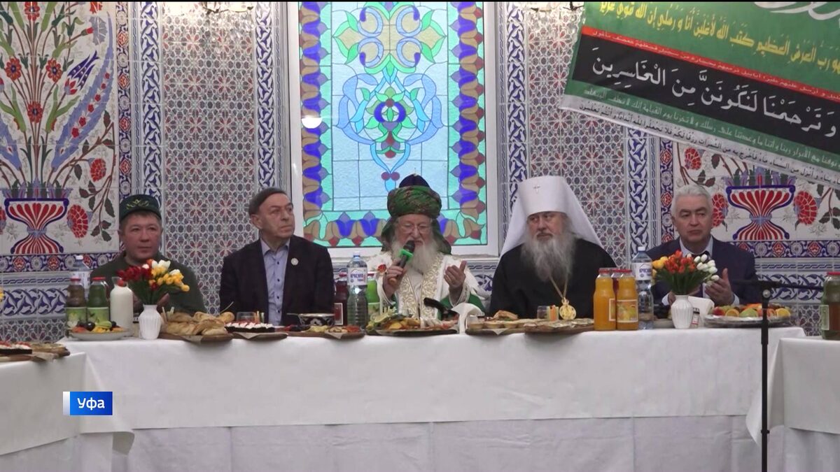    В Уфе прошел большой ифтар с председателем ЦДУМ Талгатом Таджуддином