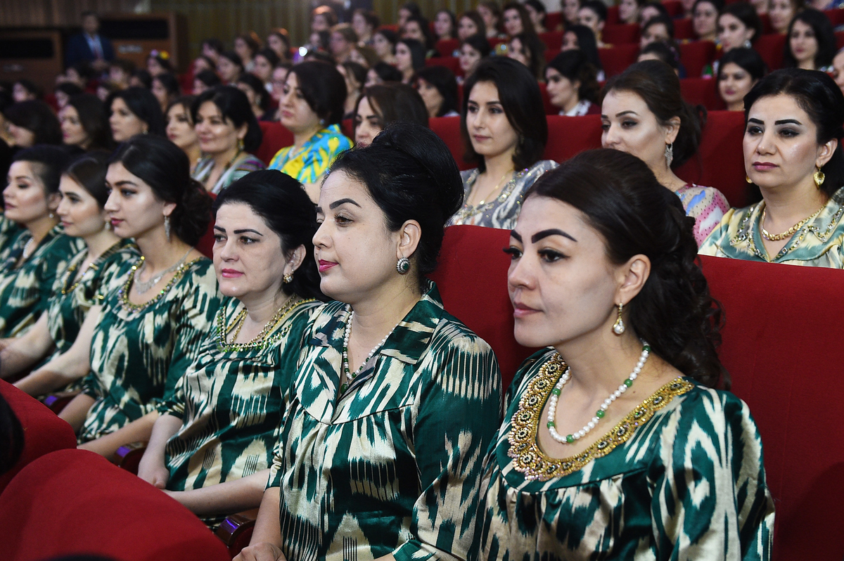 Женщины на концерте в честь Дня матери в Таджикистане
