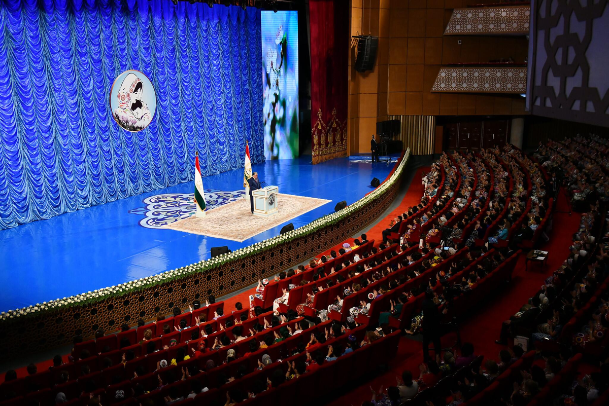 Президент Рахмон поздравляет матерей Таджикистана