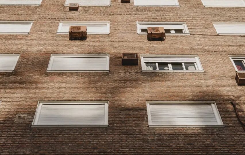 Русские не могут добиться, а мигранты получают помощь. Общественность требует наказания по факту выдачи жилья многоженцу