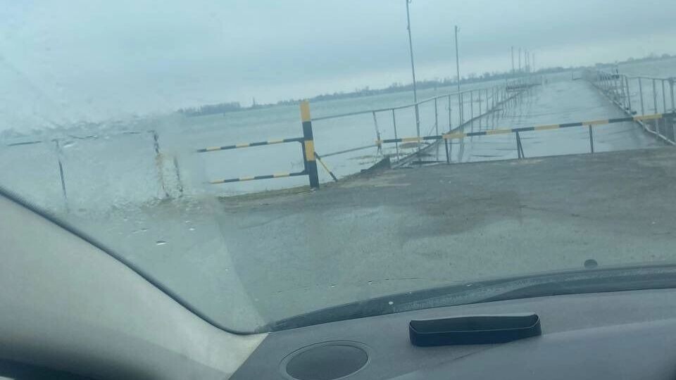    Пляж населенного пункта под Ростовом ушел под воду из-за сильного ветра   rostovgazeta.ru