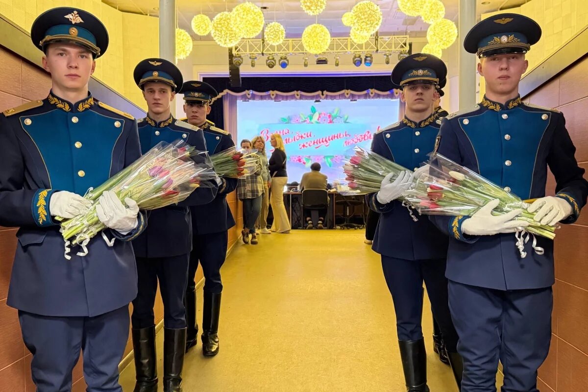    Матерей, жен и женщин военнослужащих чествовали в Пскове