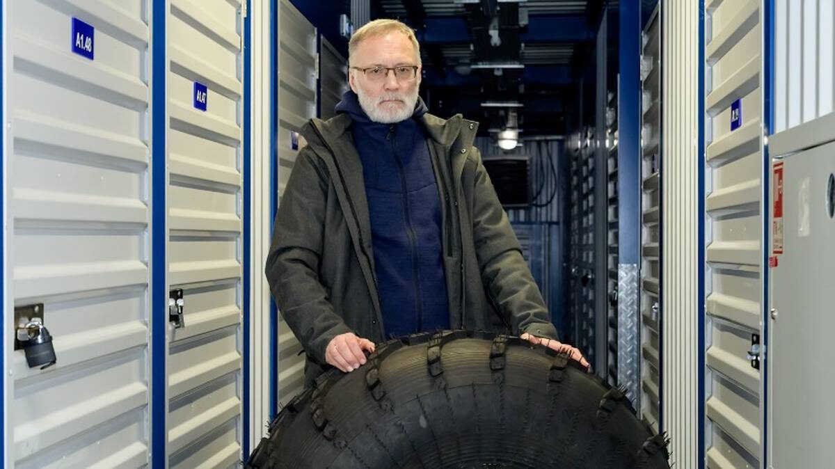    Склад фонда Сергея Михеева: запчасти для вездеходов, дроны, амуниция скоро отправятся в зону СВО / Фото: Дмитрий Дубинский / Вечерняя Москва