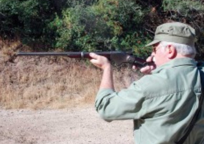 Карабин в руках.