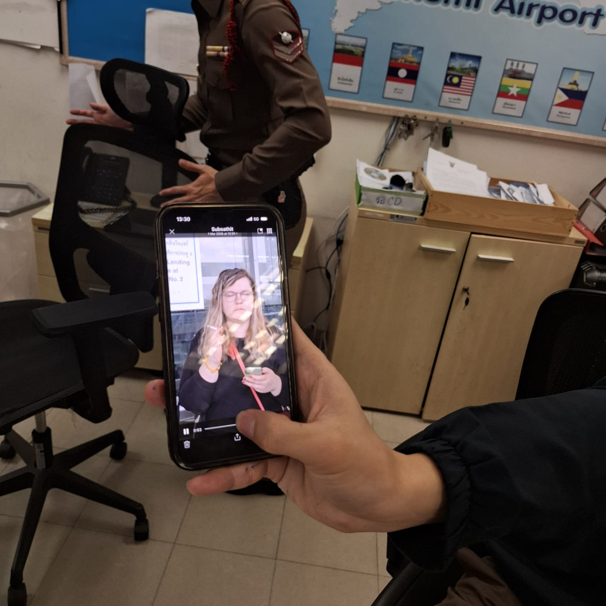 Это мне показал офицер. 