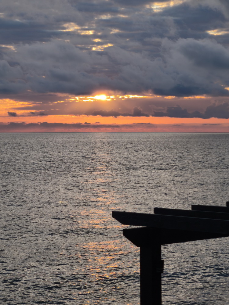 Вид с веранды ресторана на закат