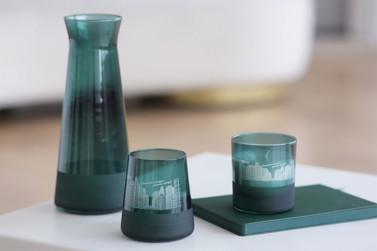 Эффектный подарочный набор, нанесение выполнено методом гравировки на стекле.