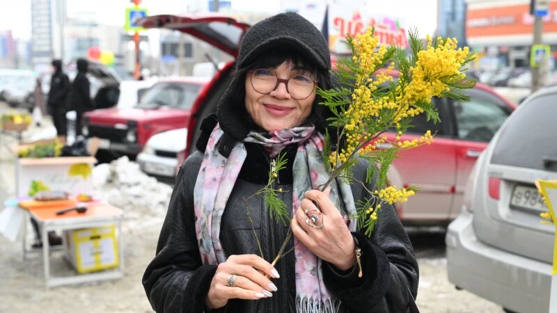     Женщины с цветами в преддверии 8 марта в Барнауле. Дмитрий Лямзин