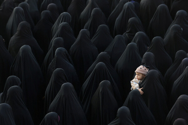 Похороны членов Корпуса стражей Исламской революции Ирана (КСИР) Садега Омидзаде и Мохаммада-Амина Самади в Тегеране, Иран, 22 января 2024 года / Majid Asgaripour/WANA/Reuters   📷