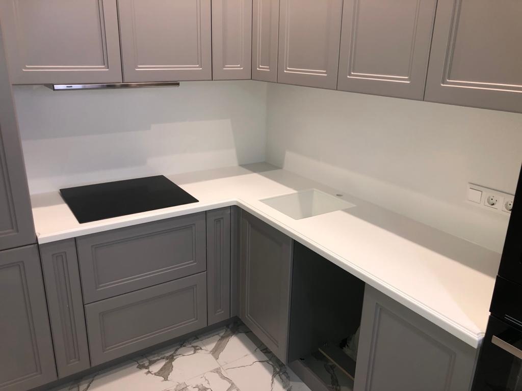 Столешница с интегрированной раковиной и стеновой панелью из акрилового камня