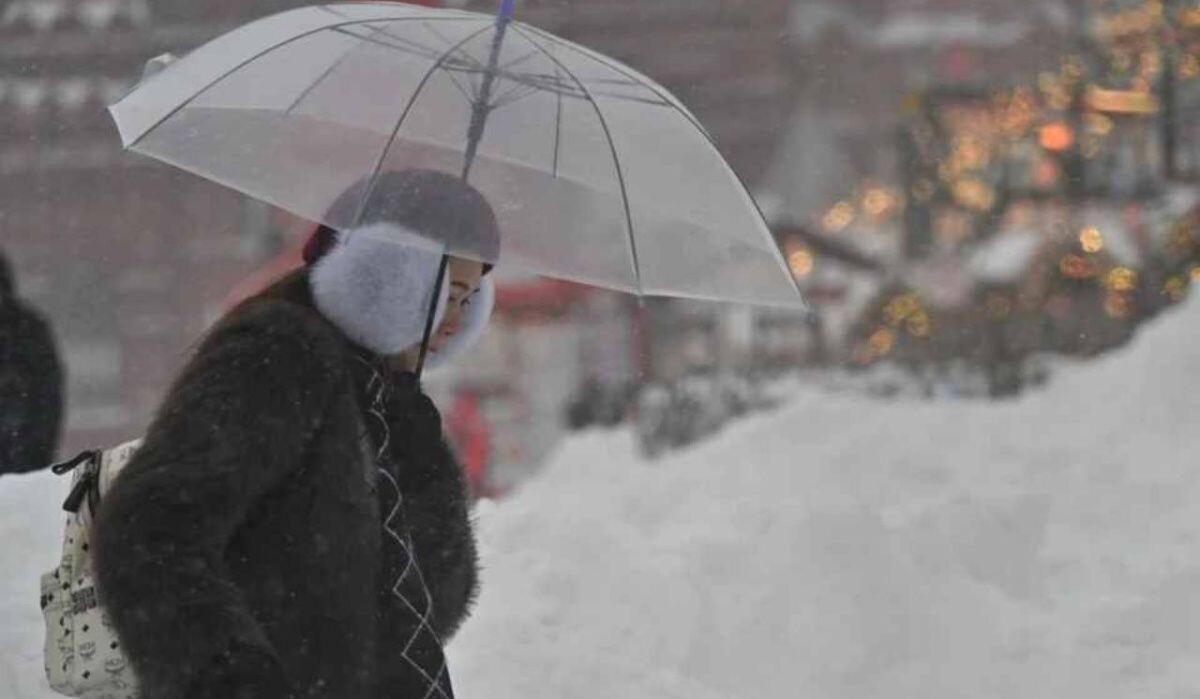     Девушка под зонтом. Источник: omsk.kp.ru Автор фото: Владимир Веленгурин