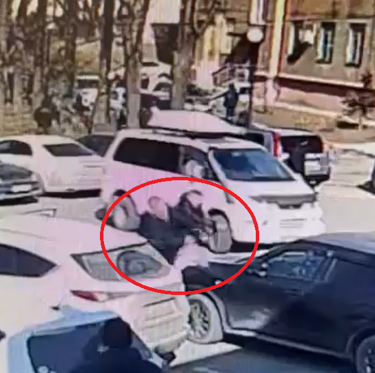 "С ходу в ухо": агрессивный водитель жестко расправился с пешеходом во Владивостоке