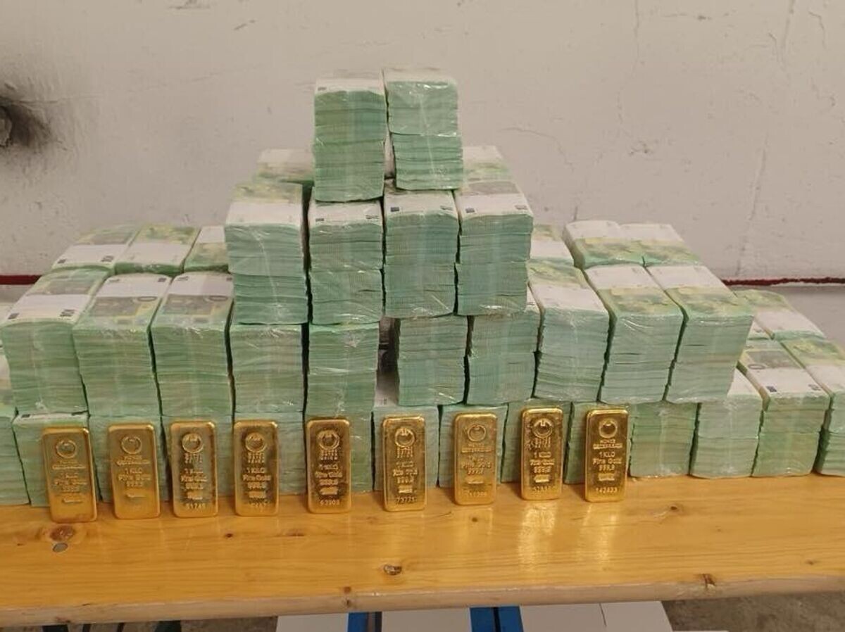    Валюта и золото, изъятое у граждан Украины на территории Венгрии | © Фото : Правительство Венгрии