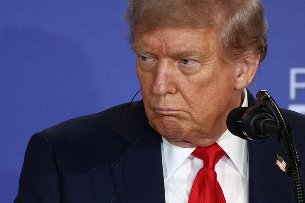 Президент США Дональд Трамп во время совместной с президентом РФ Владимиром Путиным пресс-конференции по итогам переговоров на военной базе Эльмендорф - Ричардсон на Аляске, 16 августа 2025 года / Сергей Булкин/РИА Новости   📷