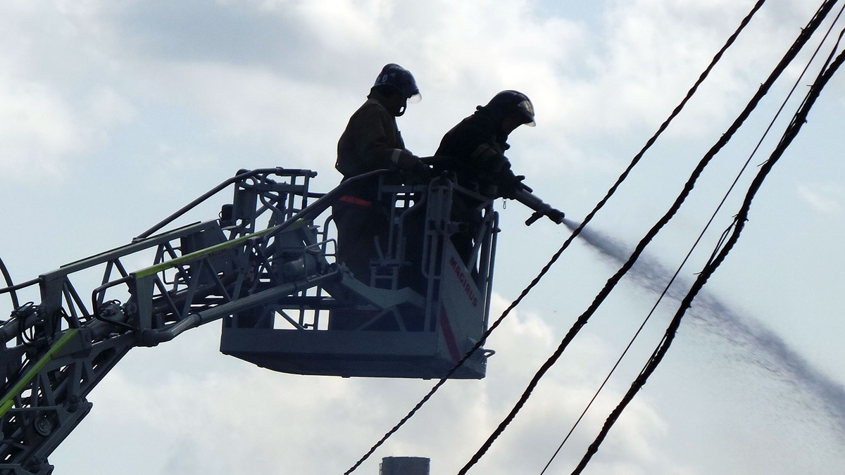    пожарные в люльке тушение