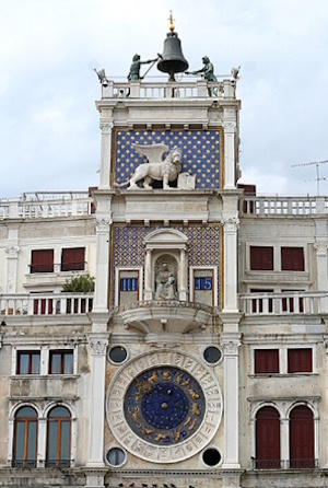 Венеция. Часы на площади Сан-Марко. Когда часы мавры на крыше бьют в колокол
