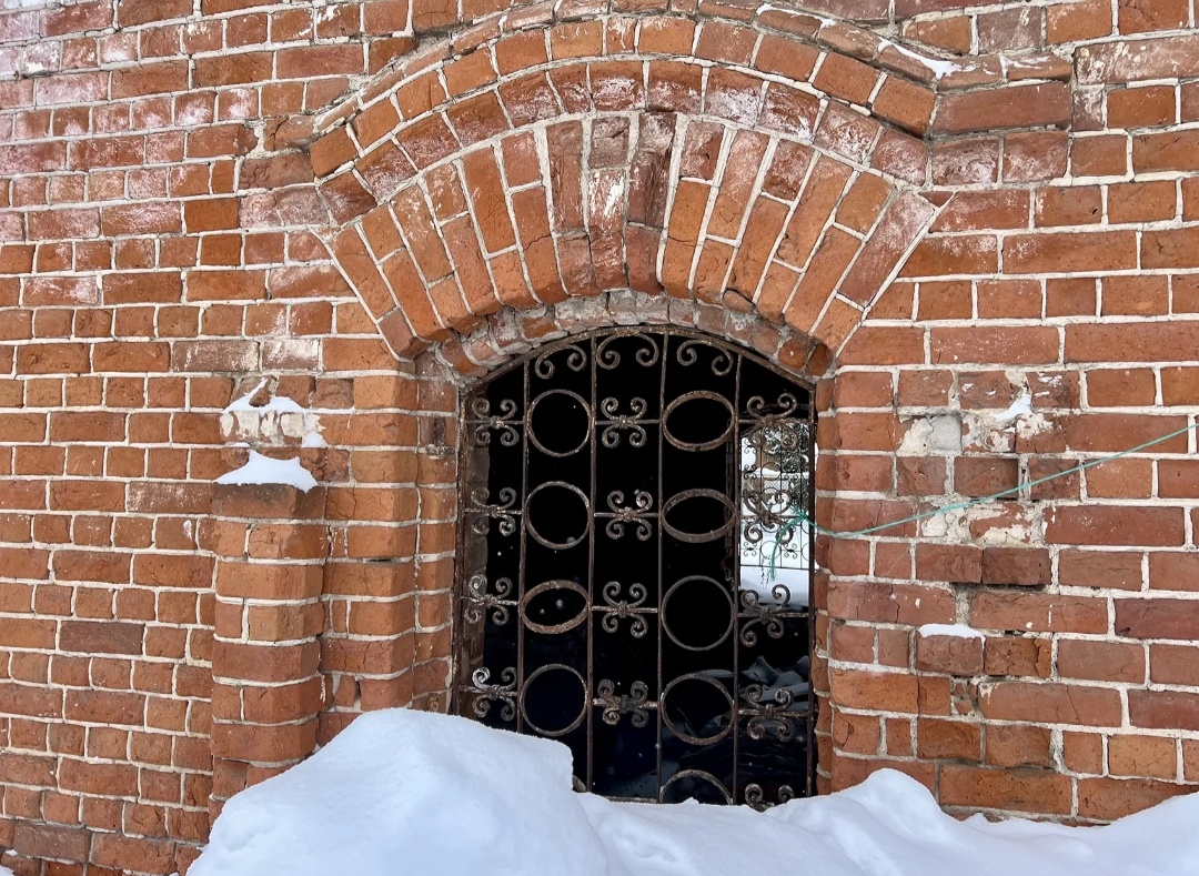 Сохранившаяся старинная решётка на окне часовни в Аферово