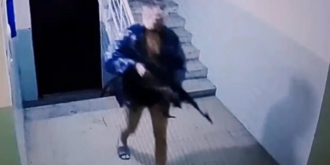 «Универсальный солдат»: полуголый участковый с ружьем перепугал жителей Искитима