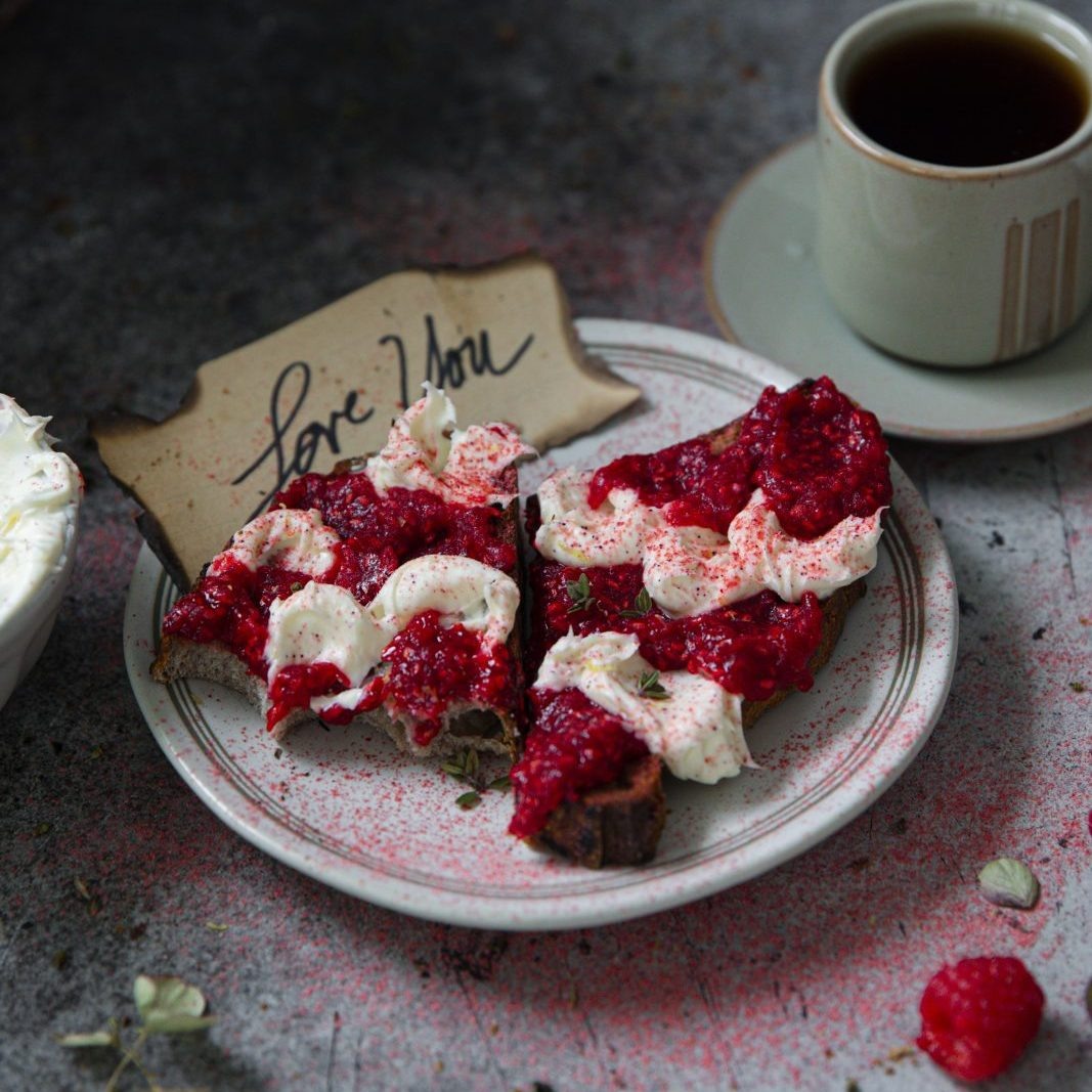 Десерт с домашним маскарпоне и малиной.
