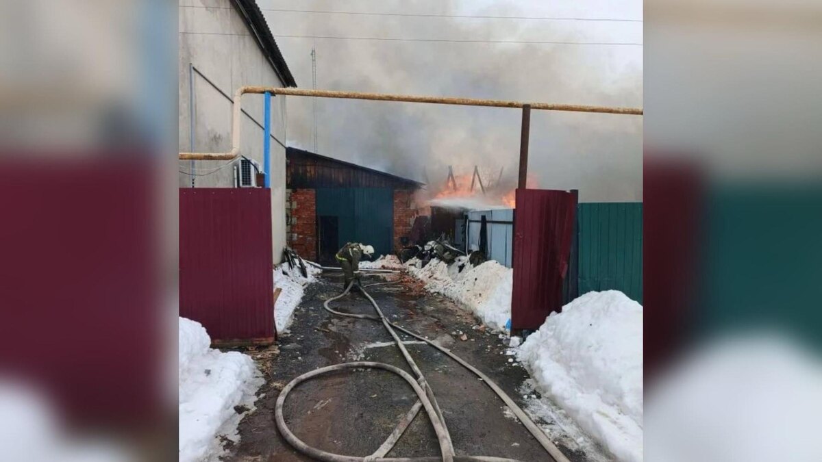    В Хомутовском районе Курской области огонь уничтожил дом и надворные постройки