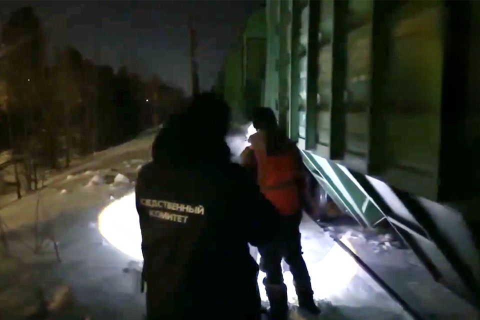    Тело школьника обнаружили в сугробе рядом с железнодорожными путями. Фото: скрин с видео пресс-службы Центрального межрегионального следственного управления на транспорте СК РФ.