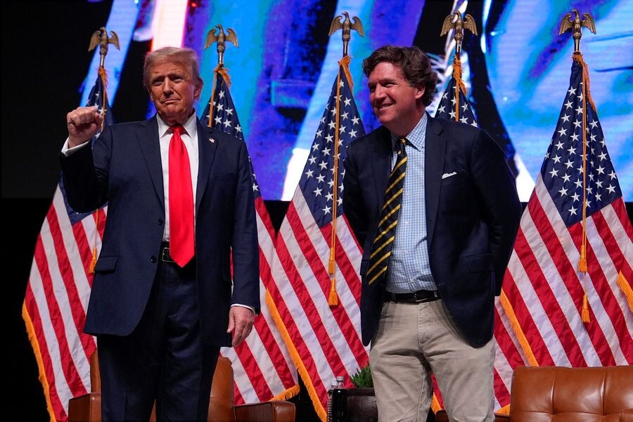    Президент США Дональд Трамп и телеведущий Такер Карлсон / Источник: © Julia Demaree Nikhinson/AP/TASS