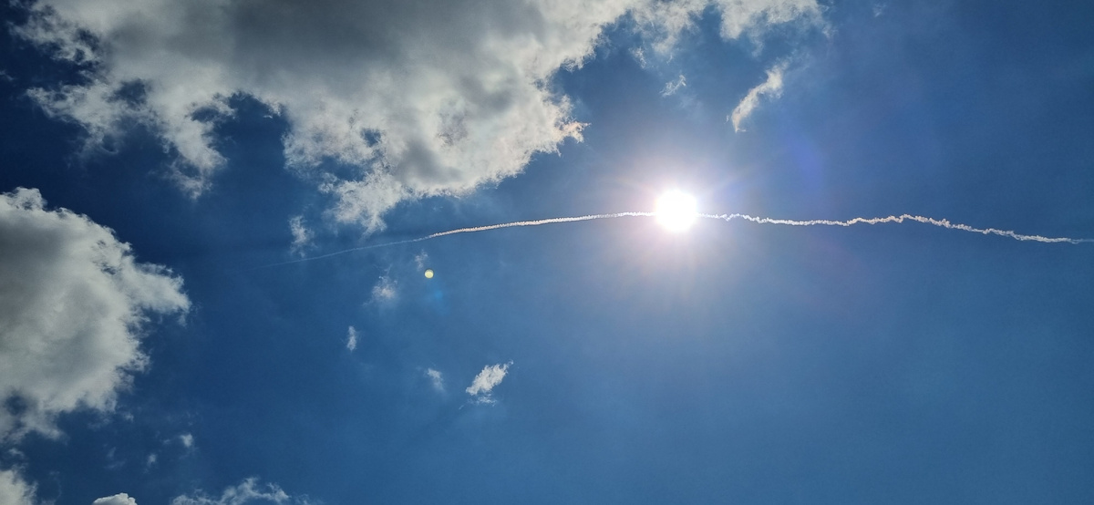 Так выглядит летящая ракета. За ней гнался истребитель, не догнал и не истребил, поэтому бумкнуло основательно. Меня в этой истории интересует тень на небе от летящей ракеты. Мм?